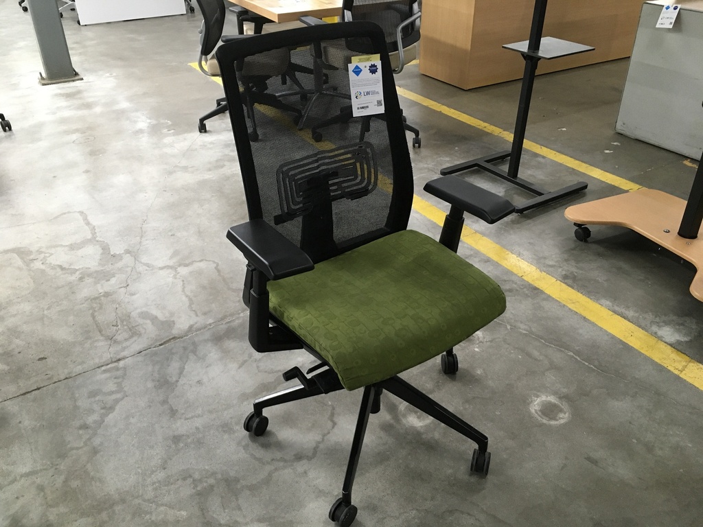 Haworth Very Chair Mesh w Green Seat