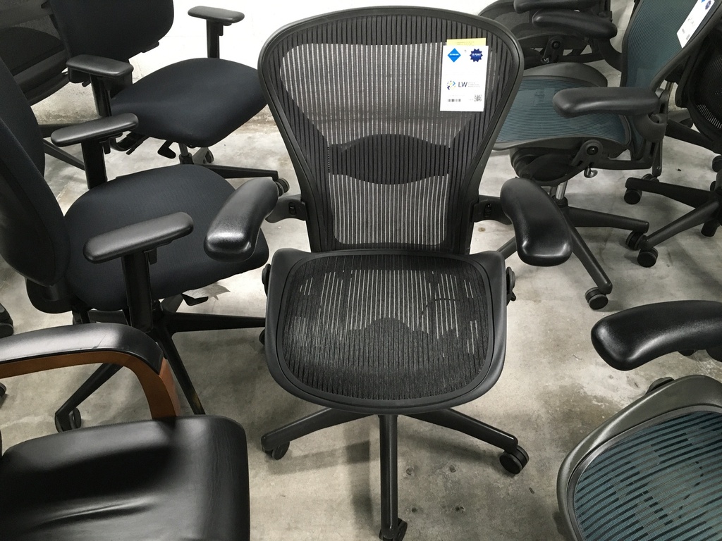 Aeron Size B Black (Fixed Arms)