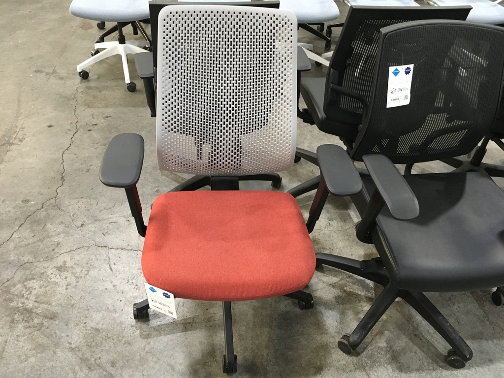 Herman Miller Versus - Gray with red cushion