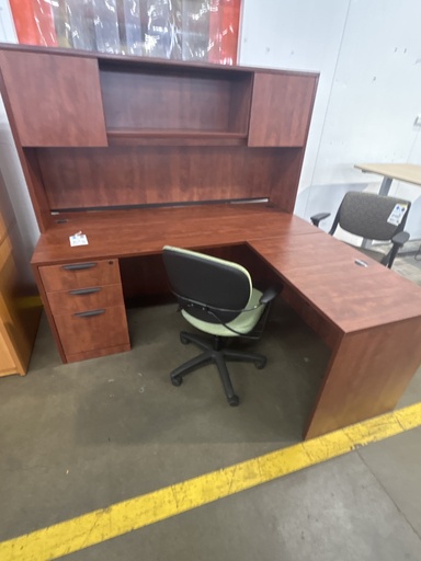 30x71 Cherry RH L desk with SGL ped & hutch w/doors