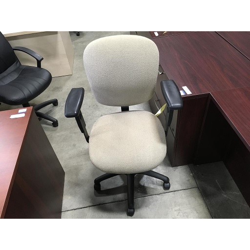 Tan seat cushioned swivel chair w/ arms